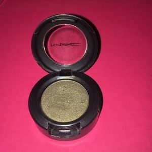 Mac eyeshadow in “Mink & Sable”